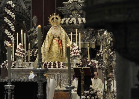 Imagen secundaria 1 - Arriba, la Virgen de la Paz, coronada en 2016. A la izquierda, vista general del altar para la coronación canónica de la Virgen de la Salud de San Gonzalo y monseñor Asenjo junto a la Virgen de la Victoria