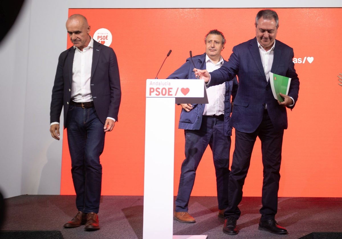 Antonio Muñoz, Javier Fernández y Juan Espadas, durante la noche electoral de las municipales de 2023