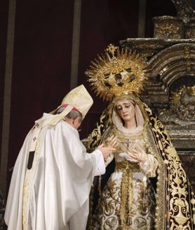 Imagen secundaria 2 - Arriba, la Virgen de la Paz, coronada en 2016. A la izquierda, vista general del altar para la coronación canónica de la Virgen de la Salud de San Gonzalo y monseñor Asenjo junto a la Virgen de la Victoria