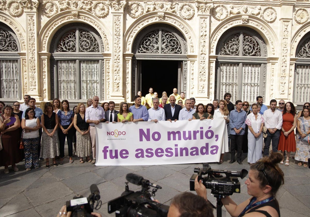 Minuto de silencio en las puerta del Ayuntamiento de Sevilla