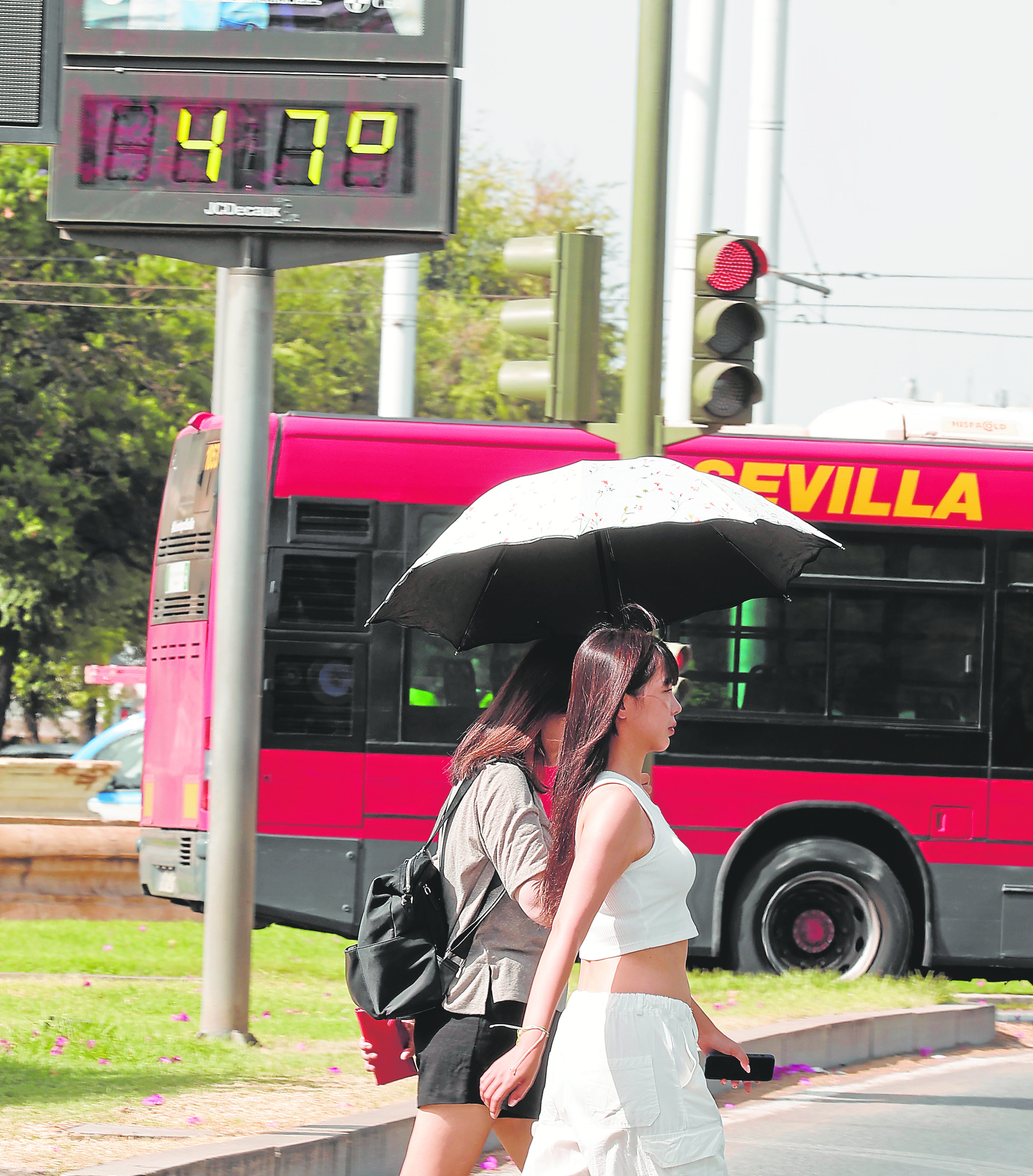 Turistas orientales pasean por una calle de Sevilla