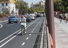 Rectifican el carril bici que se pintó 'a la inglesa' en el Puente de San Telmo de Sevilla: «Es muy fuerte»