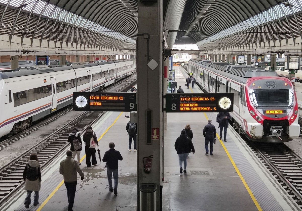 Trenes de Cercanías en las vías de la estación de Santa Justa de Sevilla