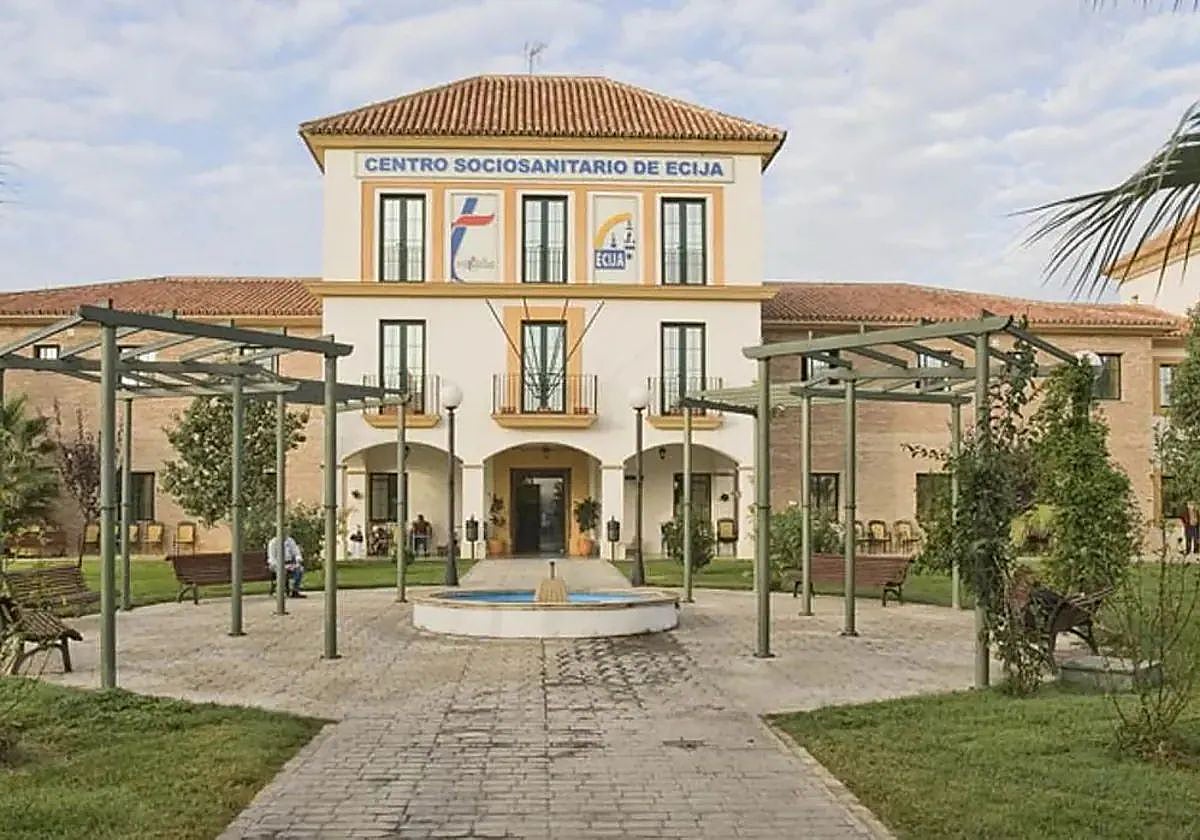 Fachada principal de la residencia donde se produjo el crimen en Écija