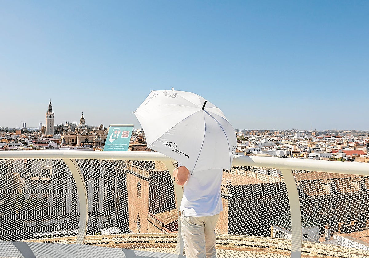 Un individuo se protege del sol en el nivel superior de las Setas de Sevilla