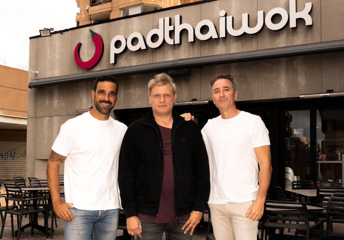 Los tres socios de Padthaiwok, la cadena de comida que alcanzará los 50 restaurantes en España