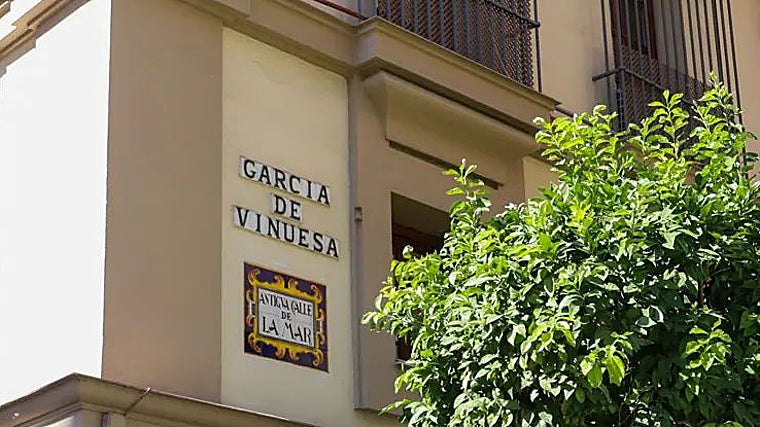 El azulejo que recuerda la 'Antigua calle de la Mar' fue repuesto el pasado julio