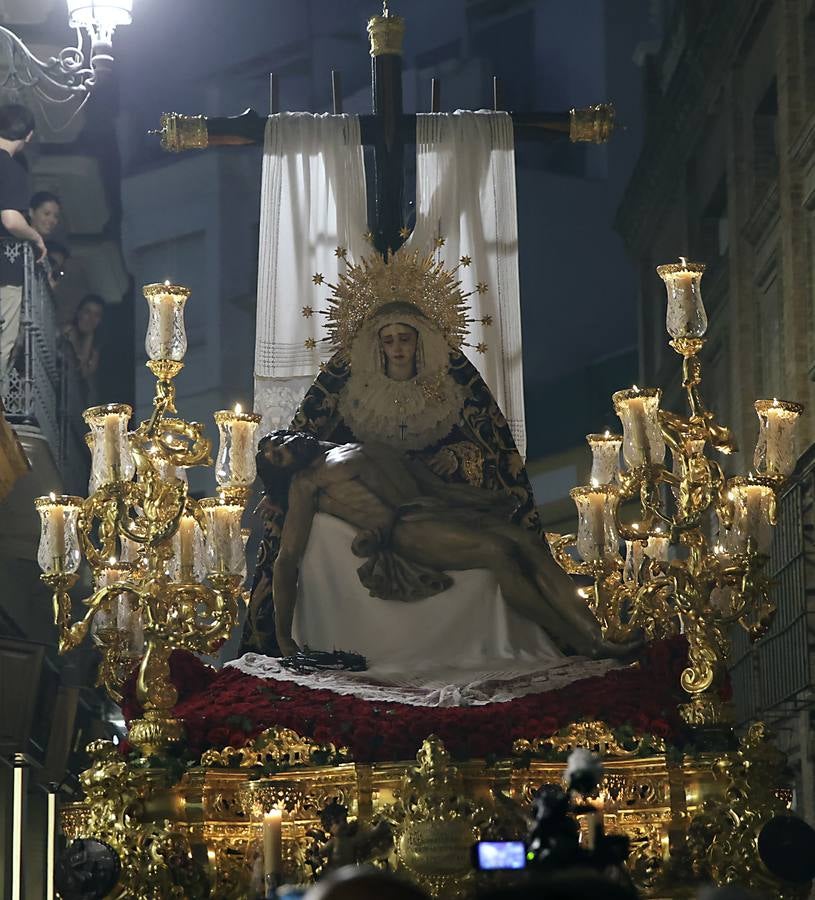 Un momento del traslado a la Catedral este sábado de la Piedad de la Hermandad del Baratillo