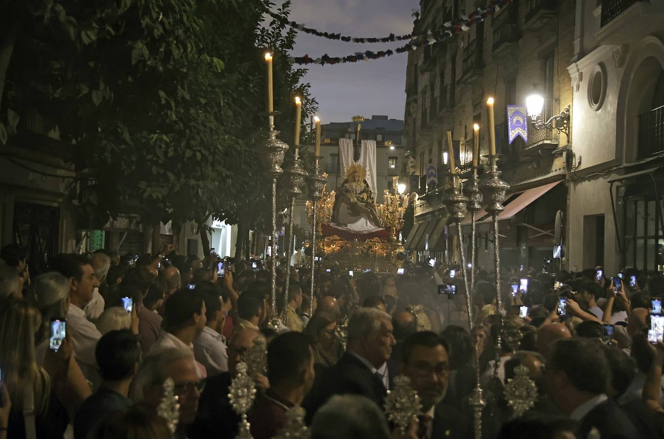 Un momento del traslado a la Catedral este sábado de la Piedad de la Hermandad del Baratillo