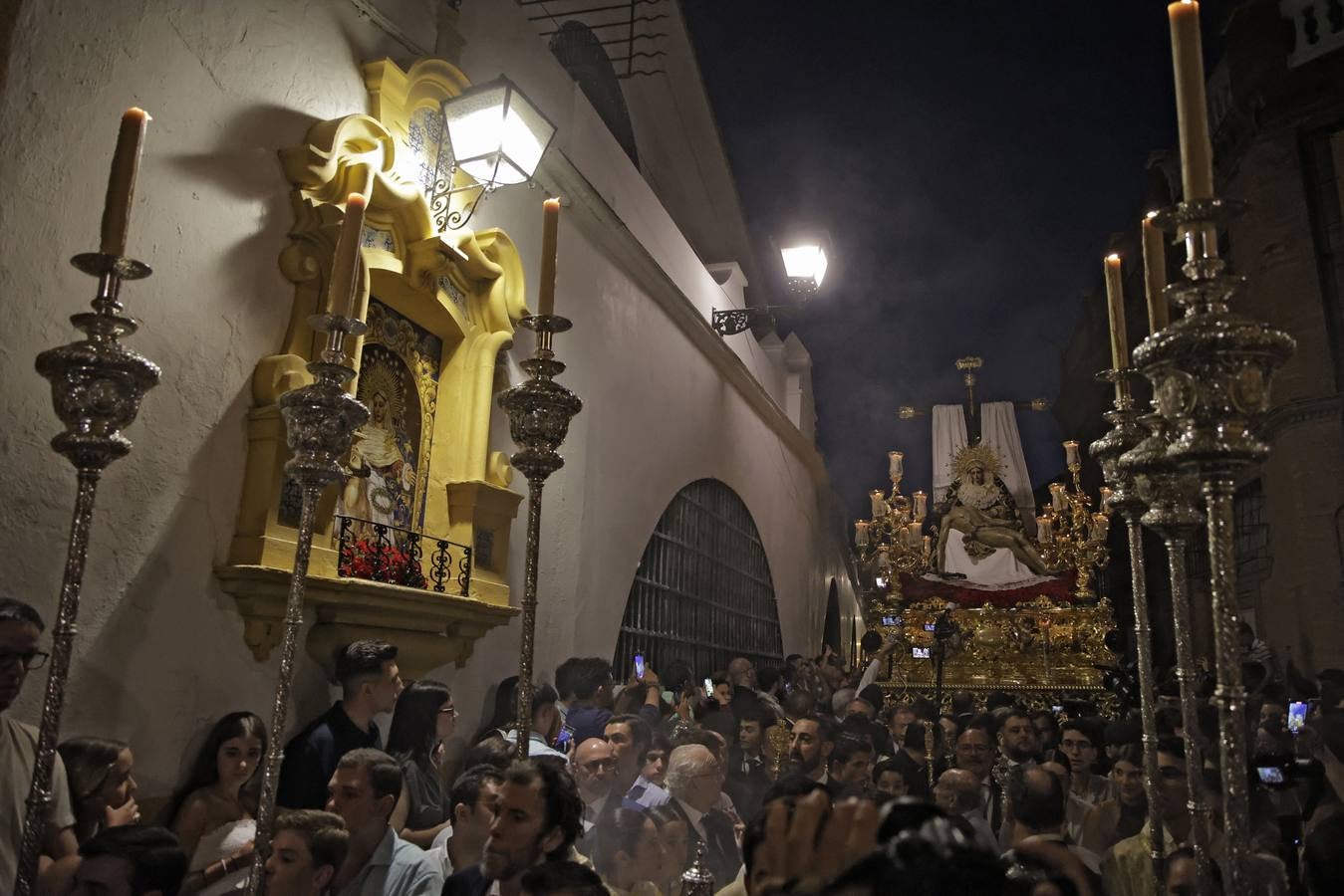 Un momento del traslado a la Catedral este sábado de la Piedad de la Hermandad del Baratillo