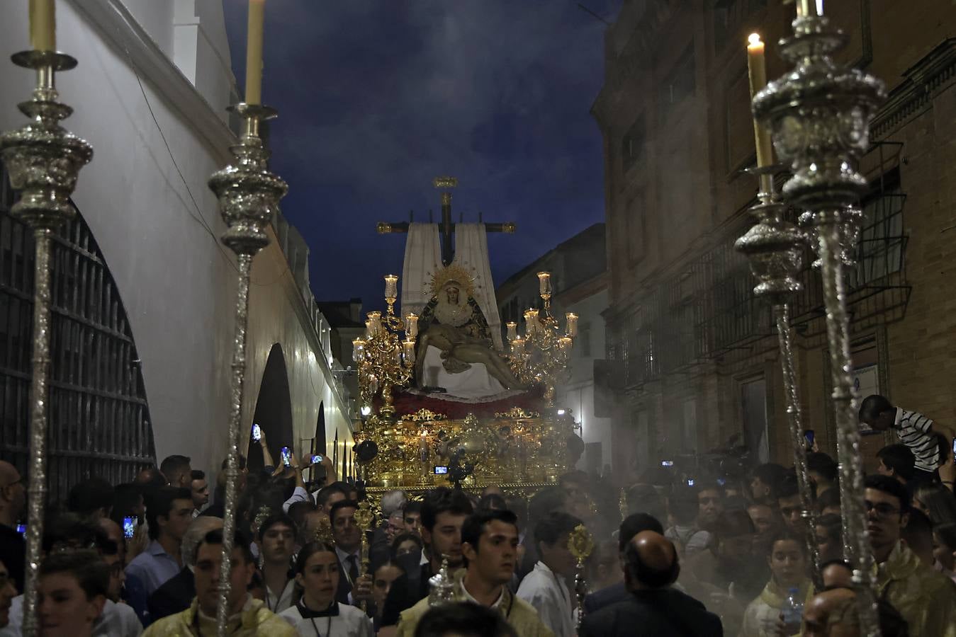 Un momento del traslado a la Catedral este sábado de la Piedad de la Hermandad del Baratillo