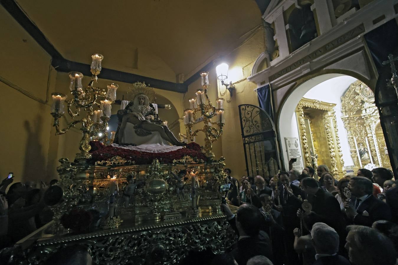 Un momento del traslado a la Catedral este sábado de la Piedad de la Hermandad del Baratillo