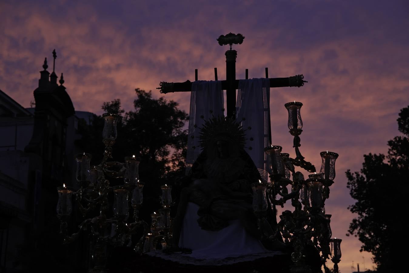 Un momento del traslado a la Catedral este sábado de la Piedad de la Hermandad del Baratillo