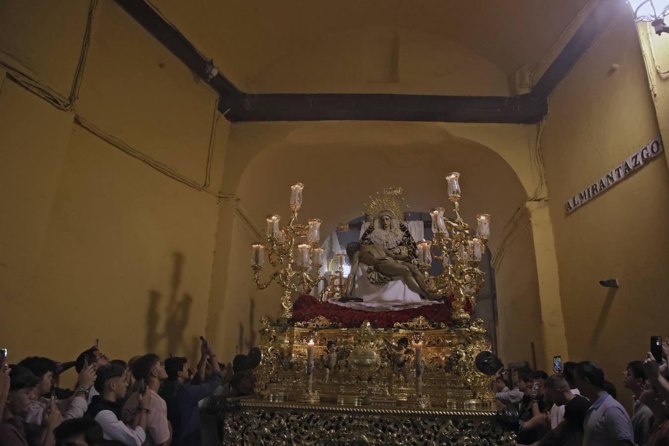 Un momento del traslado a la Catedral este sábado de la Piedad de la Hermandad del Baratillo