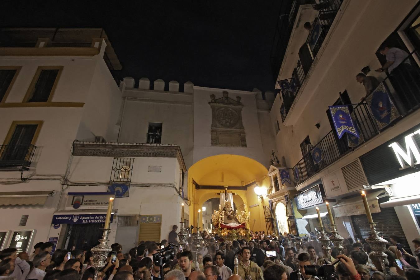 Un momento del traslado a la Catedral este sábado de la Piedad de la Hermandad del Baratillo