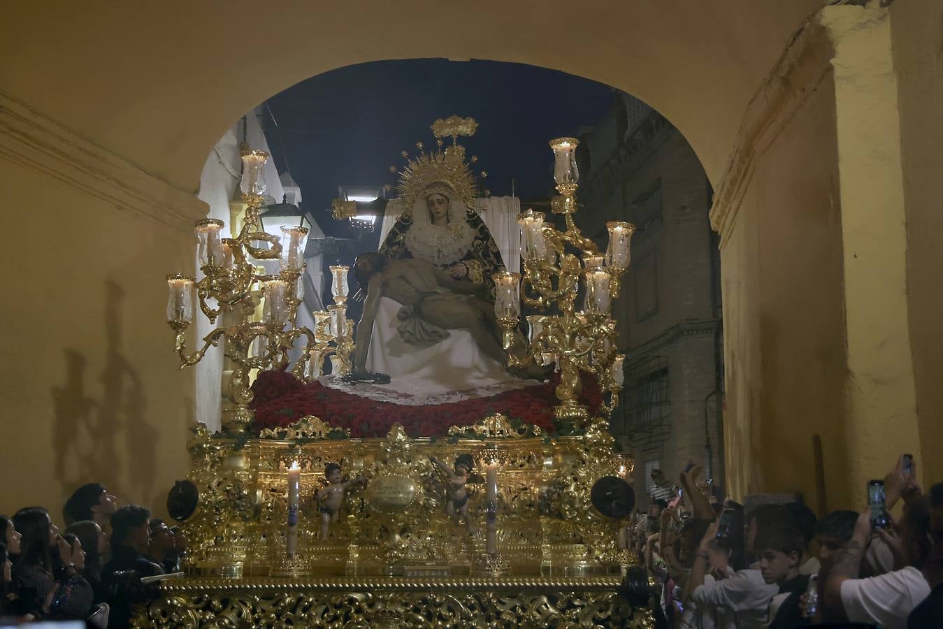 Un momento del traslado a la Catedral este sábado de la Piedad de la Hermandad del Baratillo