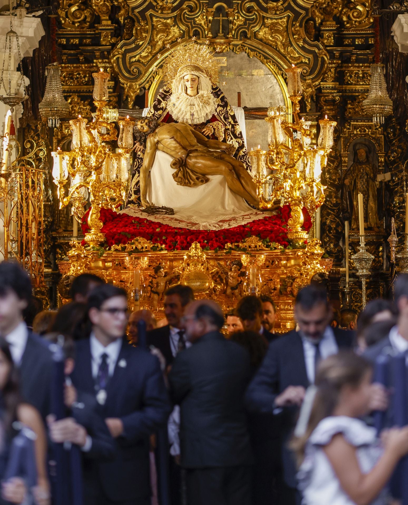 Un momento del traslado  a la Catedral este sábado de la Piedad de la Hermandad del Baratillo