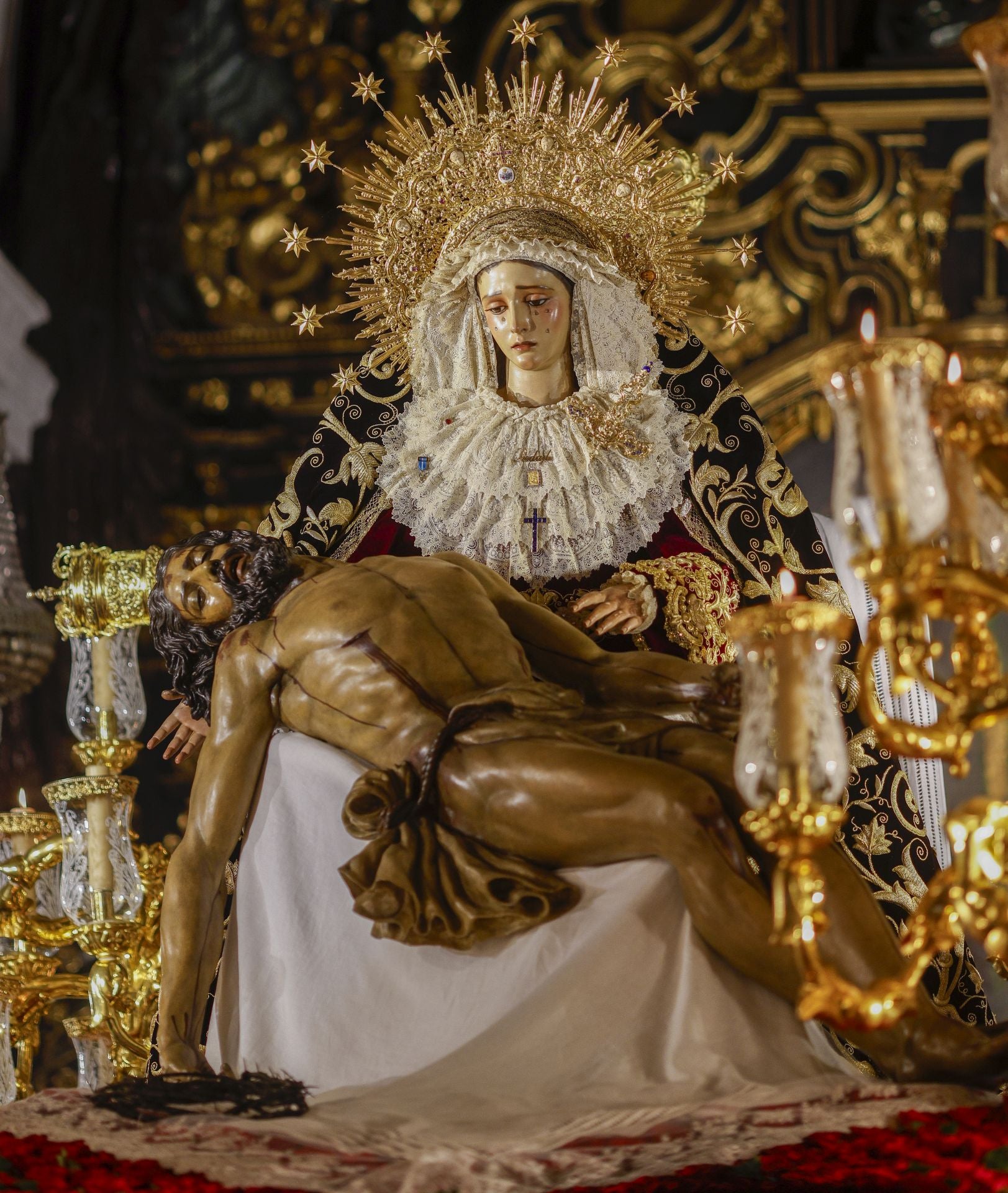 Un momento del traslado  a la Catedral este sábado de la Piedad de la Hermandad del Baratillo