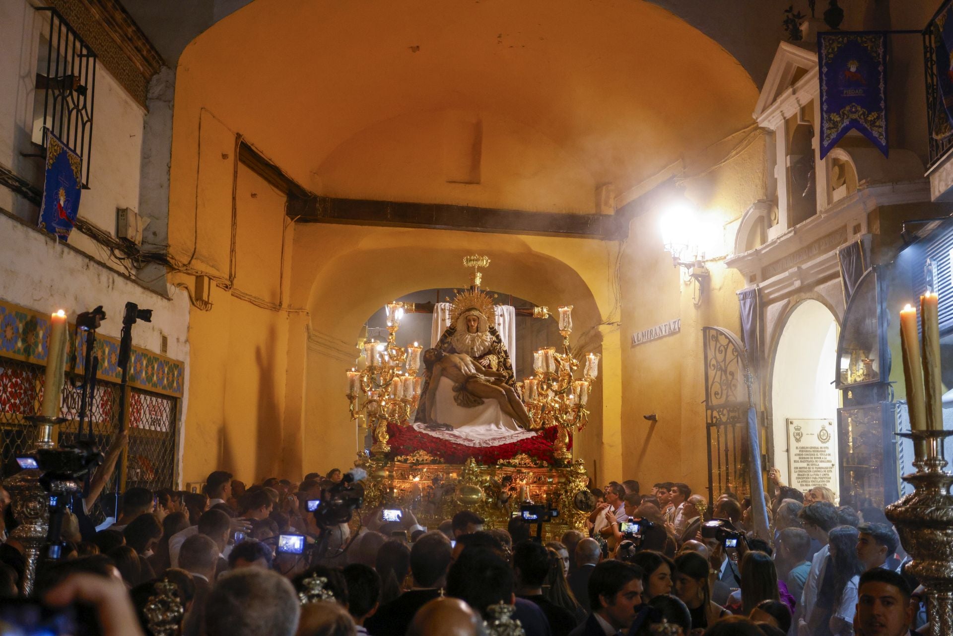 Un momento del traslado  a la Catedral este sábado de la Piedad de la Hermandad del Baratillo