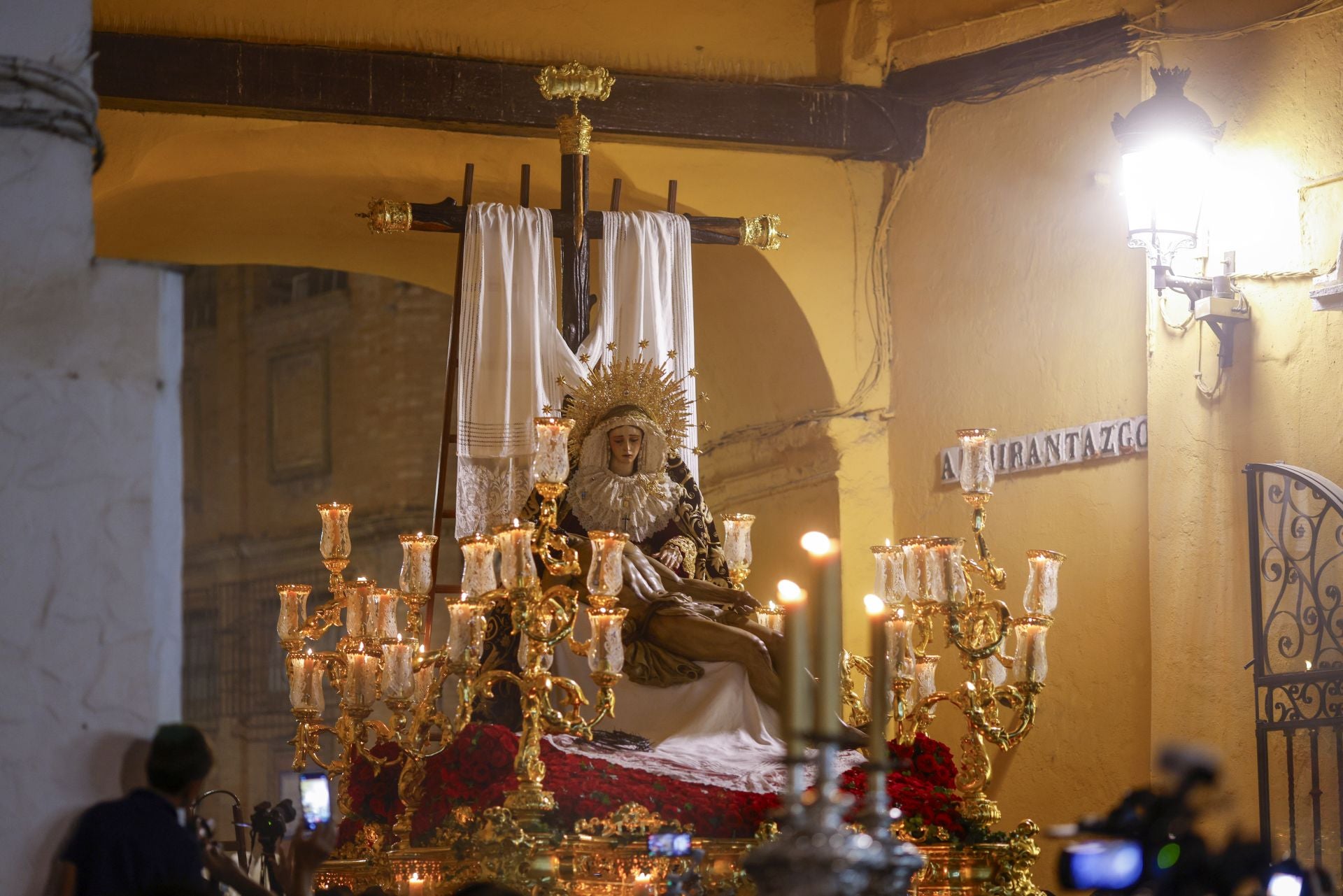 Un momento del traslado  a la Catedral este sábado de la Piedad de la Hermandad del Baratillo