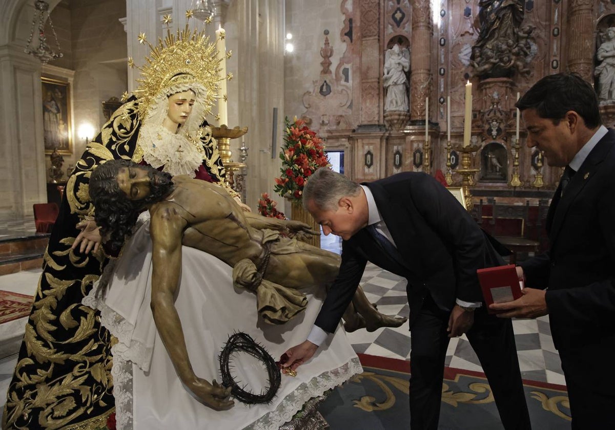 Acto de entrega de la réplica de la medalla de la ciudad a la Hermandad del Baratillo