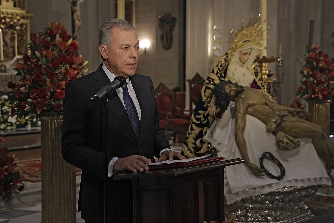 Acto de entrega de la réplica de la medalla de la ciudad a la Hermandad del Baratillo