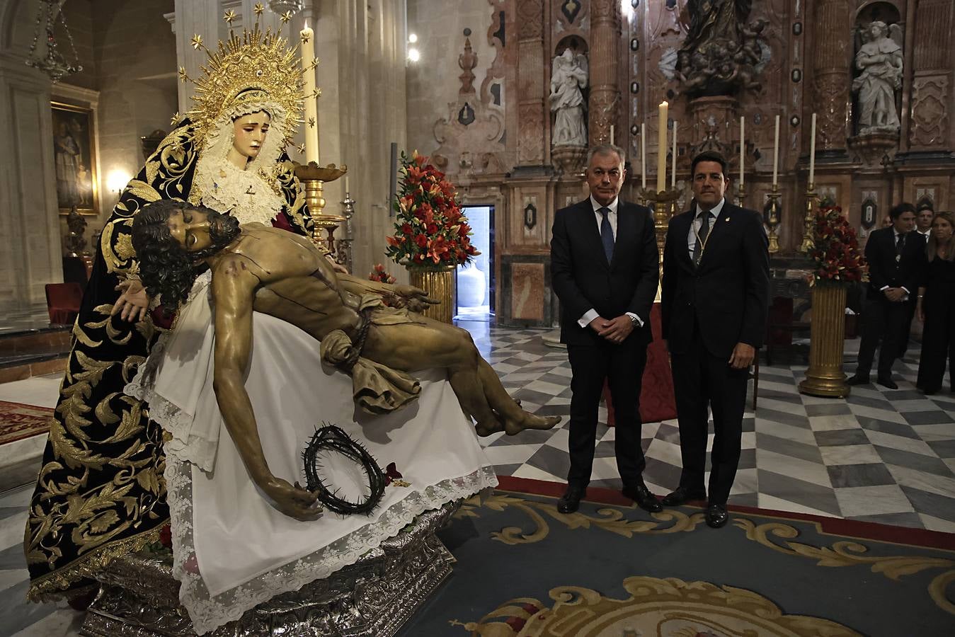 Acto de entrega de la réplica de la medalla de la ciudad a la Hermandad del Baratillo