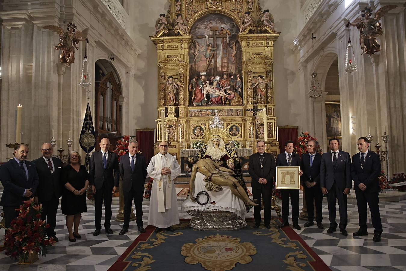 Acto de entrega de la réplica de la medalla de la ciudad a la Hermandad del Baratillo