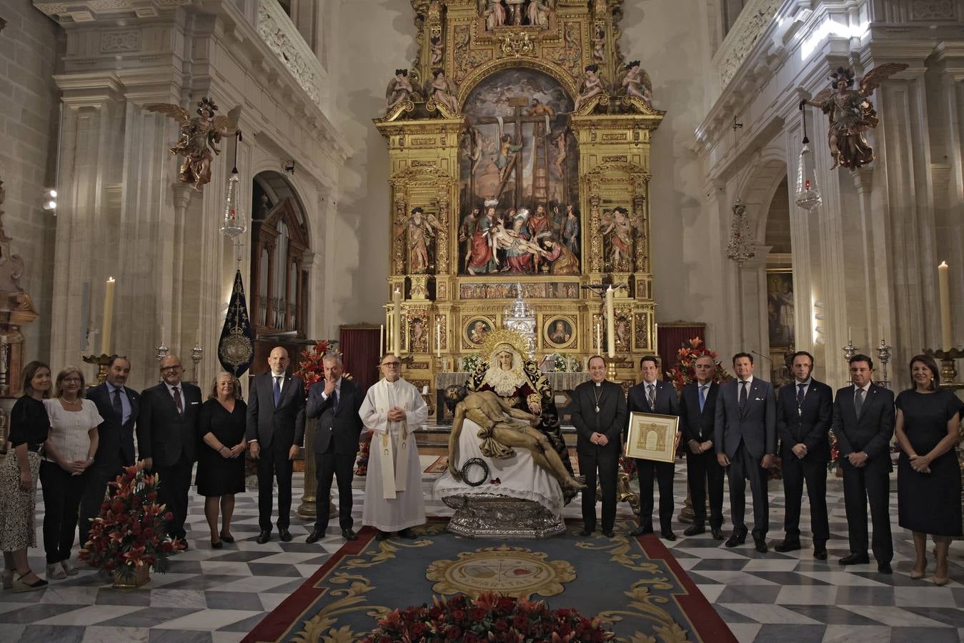 Acto de entrega de la réplica de la medalla de la ciudad a la Hermandad del Baratillo