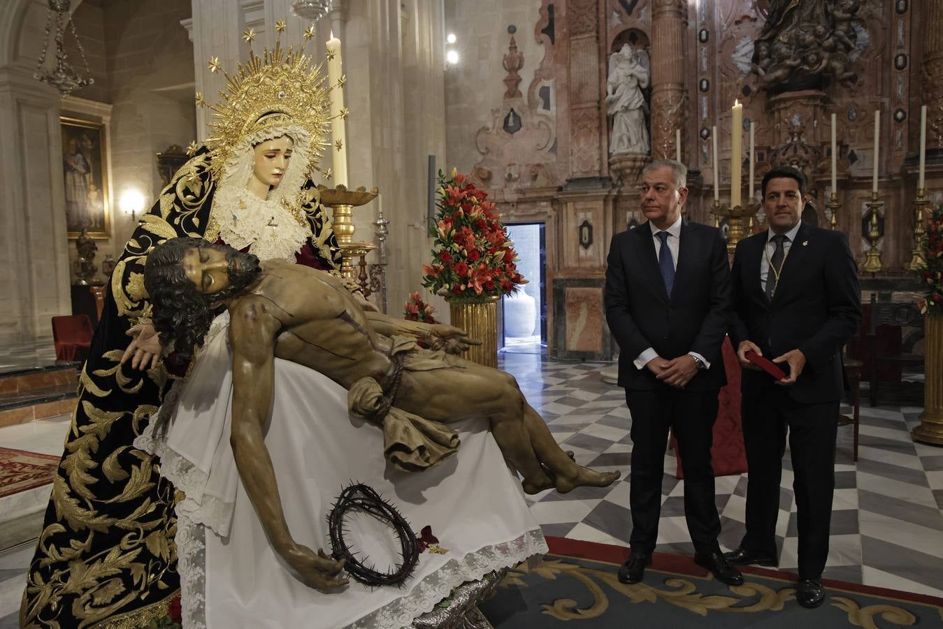 Acto de entrega de la réplica de la medalla de la ciudad a la Hermandad del Baratillo