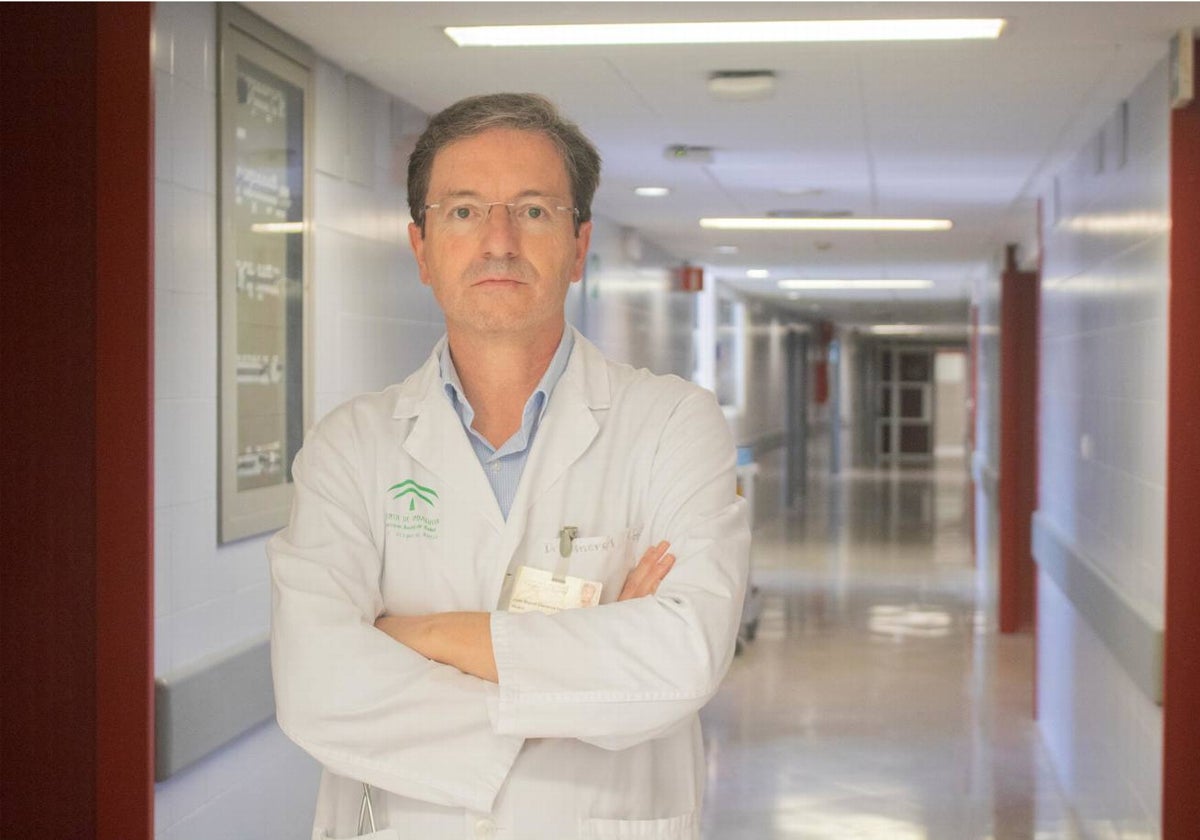 El doctor José Miguel Cisneros en el Hospital Virgen del Rocío de Sevilla, el que más casos atiende de VNO en Andalucía