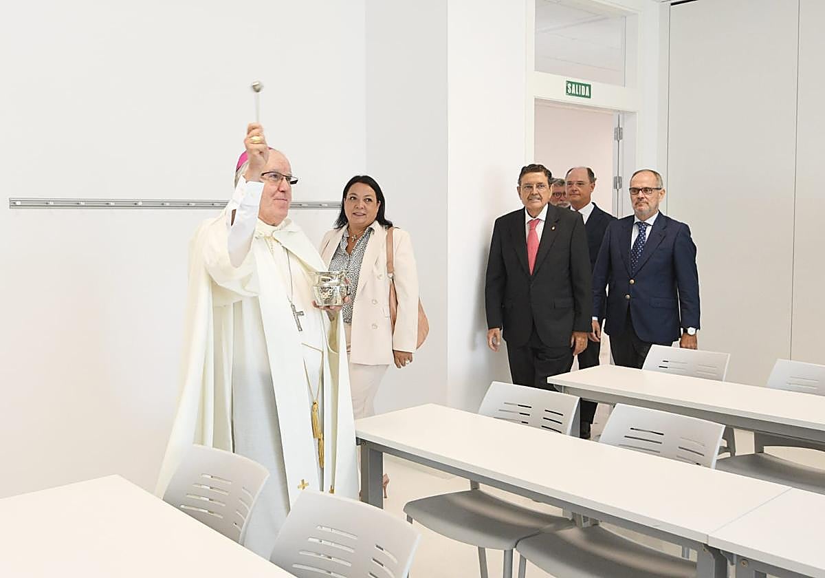 José Angel Saiz Meneses, arzobispo de Sevilla, ha bendecido la universidad CEU Fernando III