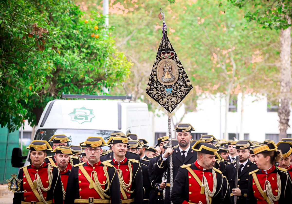 Escolta y banderín de la agrupación musical Virgen de los Reyes