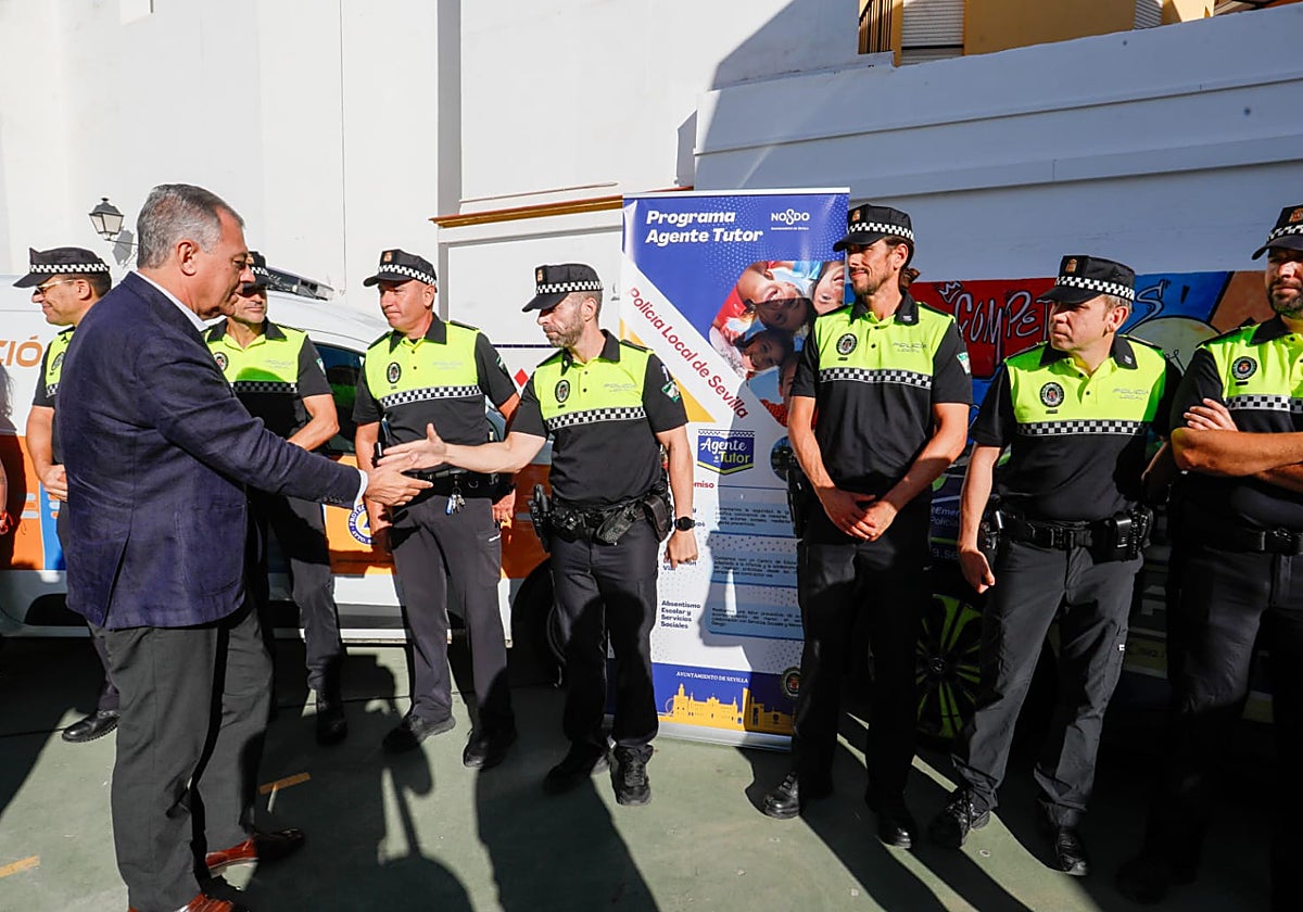 El alcalde con los policías que darán charlas en los colegios ayer