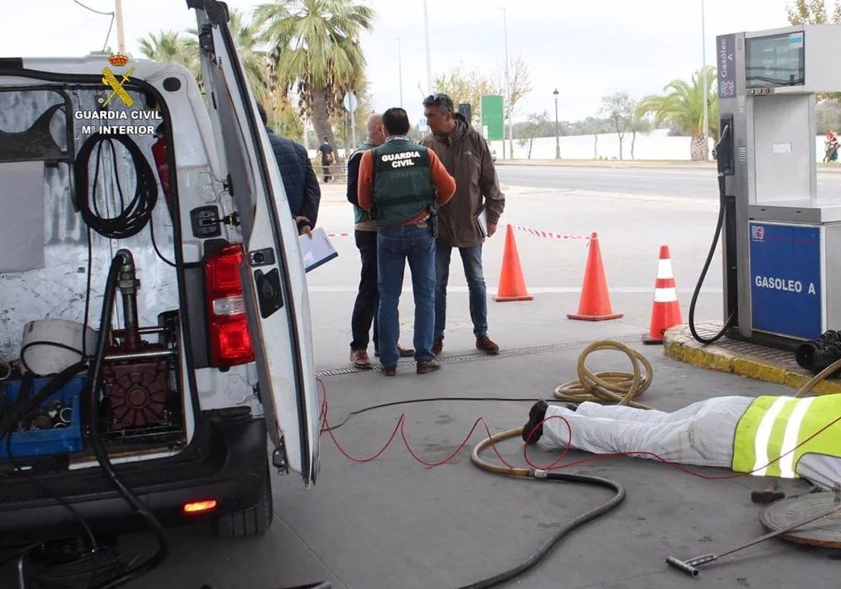 Imagen de archivo de la inspección de la Guardia Civil en la gasolinera de la barriada Guadalquivir