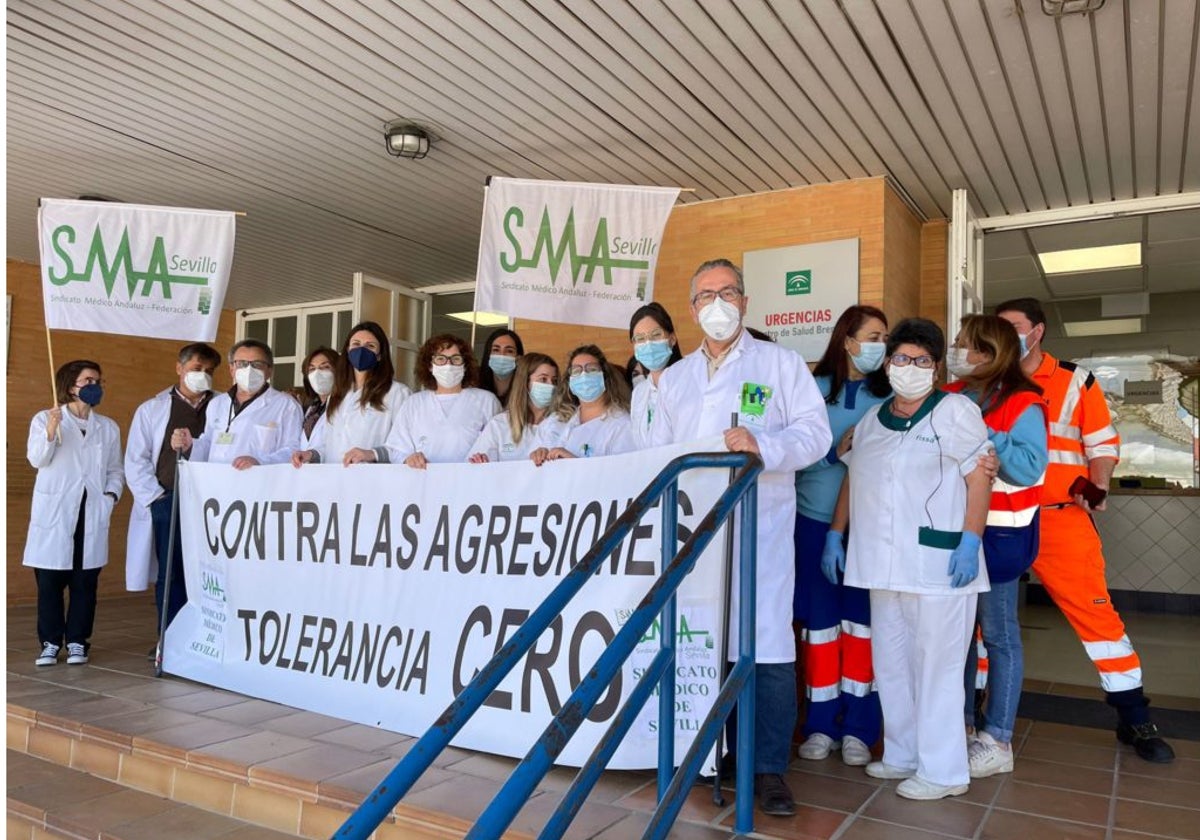 Protesta de sanitarios del centro de salud de Brenes contra las agresiones