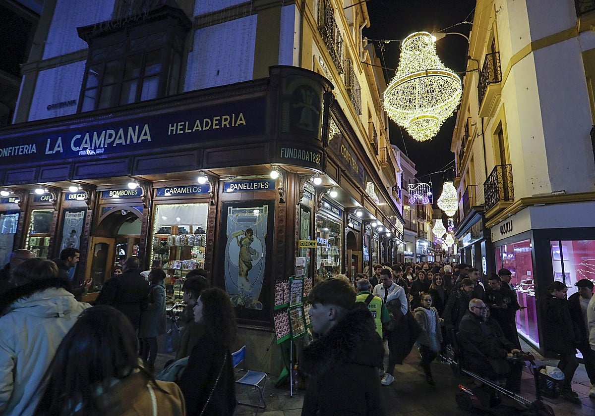Motivos navideños instalados el pasado año en la calle Sierpes