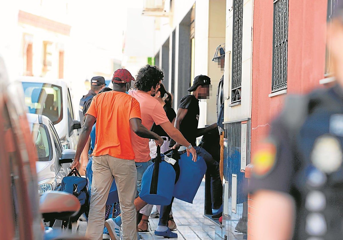 Llegada de migrantes el pasado lunes a un hotel de Alcalá de Guadaíra