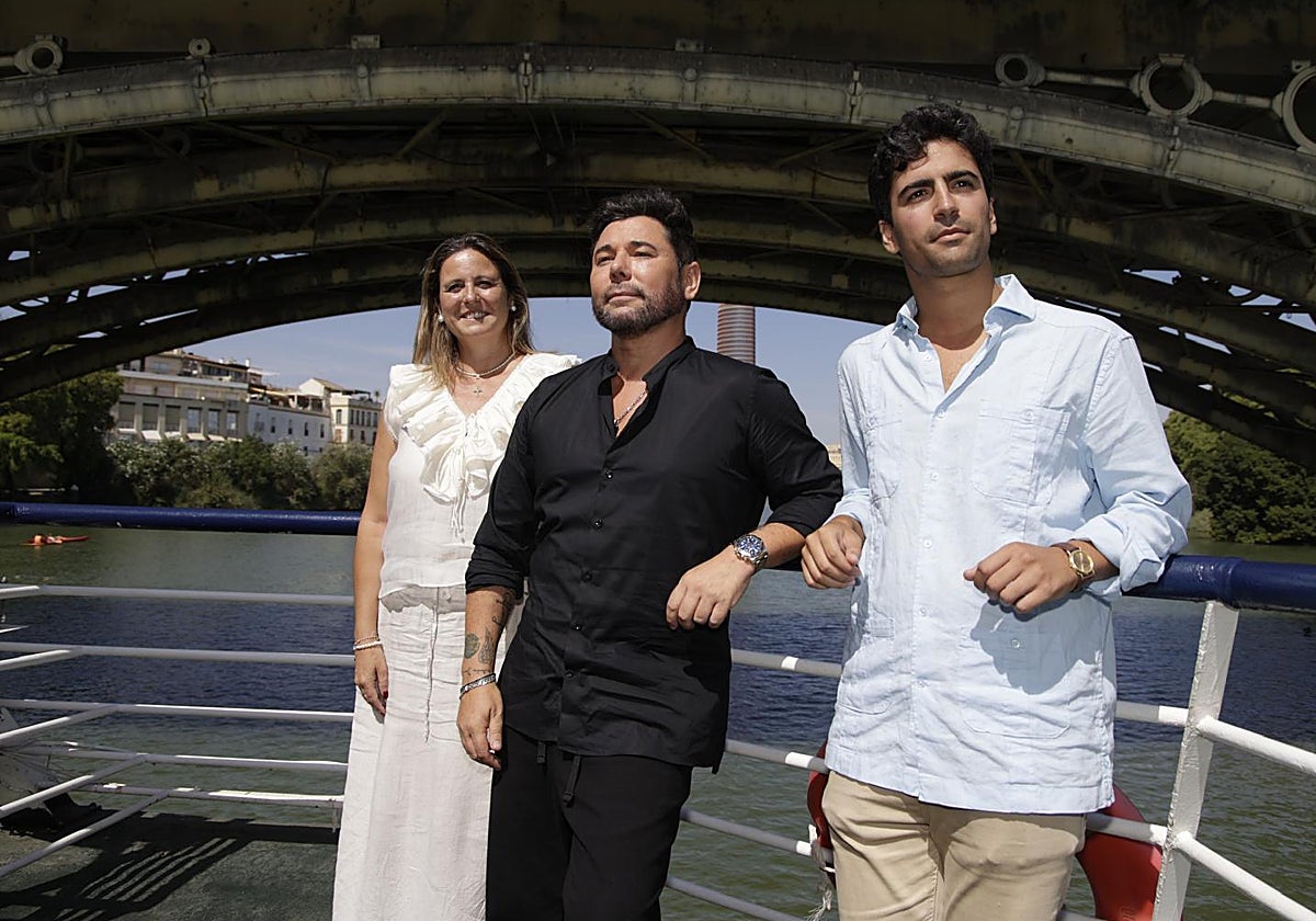 La delegada de Cultura Angi Moreno, Miguel Poveda y el director de la Bienal de Flamenco, Luis Ybarra bajo el puente de Triana.