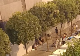 Gritos, peleas y destrozos en el día a día del vecindario de la calle Feria