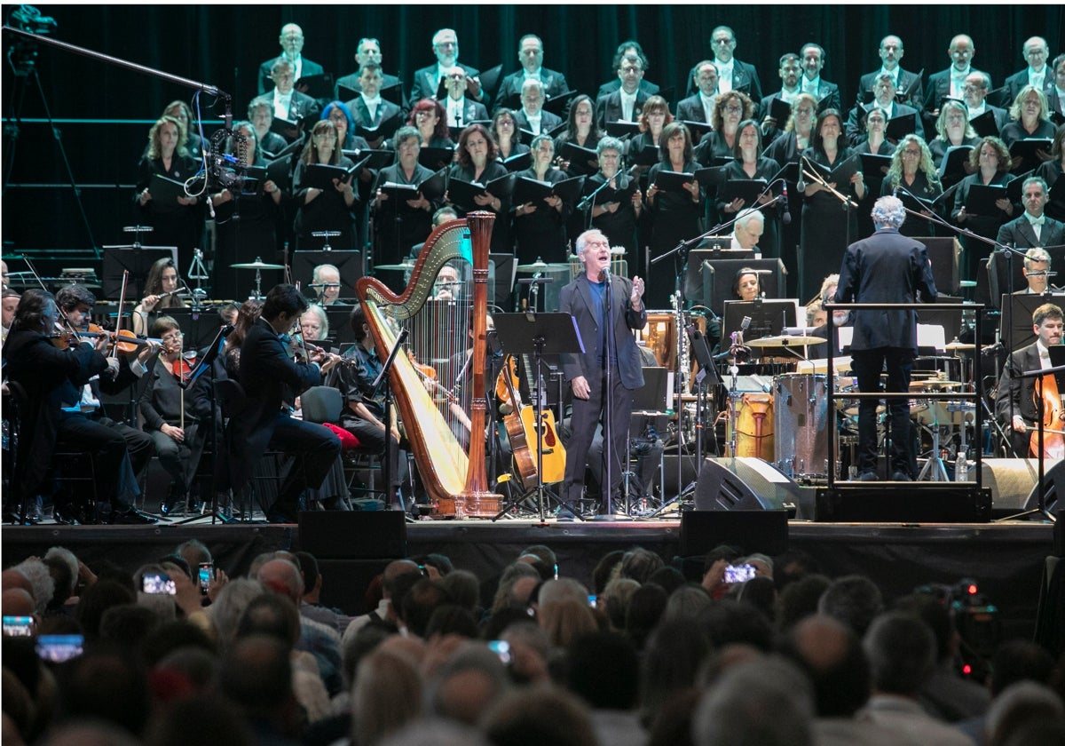 El artista asturiano Víctor Manuel en uno de sus conciertos sinfónicos de este año