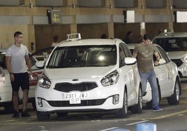Las tarifas de los taxis al aeropuerto de Sevilla son similares a las de otras capitales, pese a no contar con conexión ferroviaria