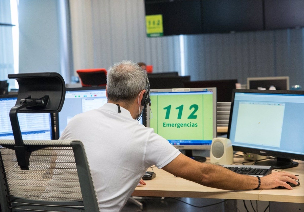 Un trabajador del servicio de Emergencias 112