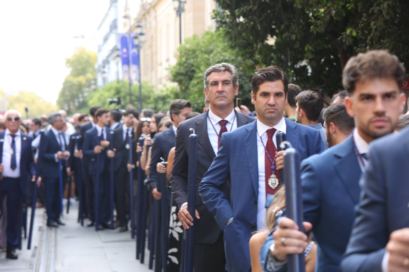 Procesión triunfal de la Virgen de la Piedad del Baratillo tras ser coronada