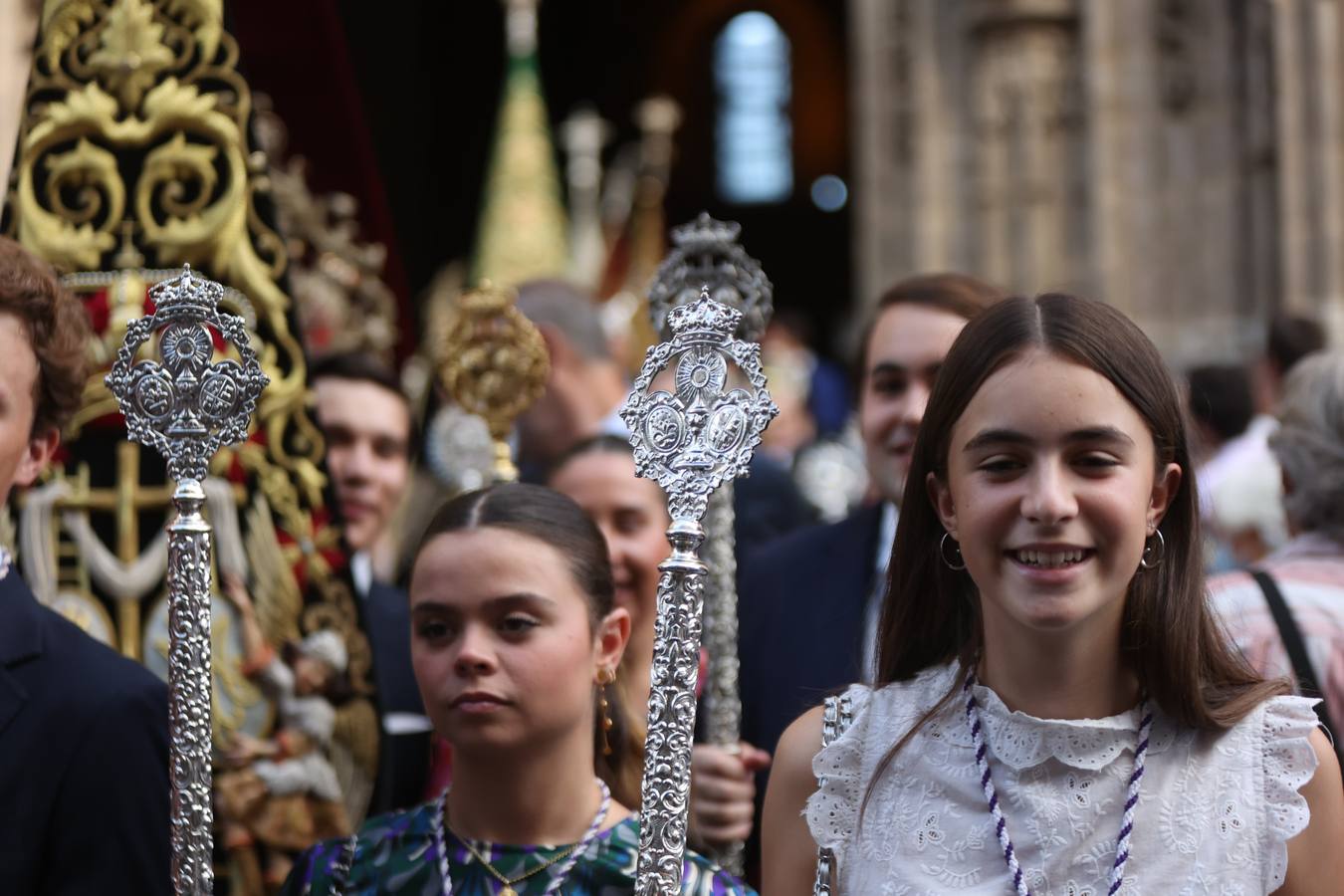 Procesión triunfal de la Virgen de la Piedad del Baratillo tras ser coronada