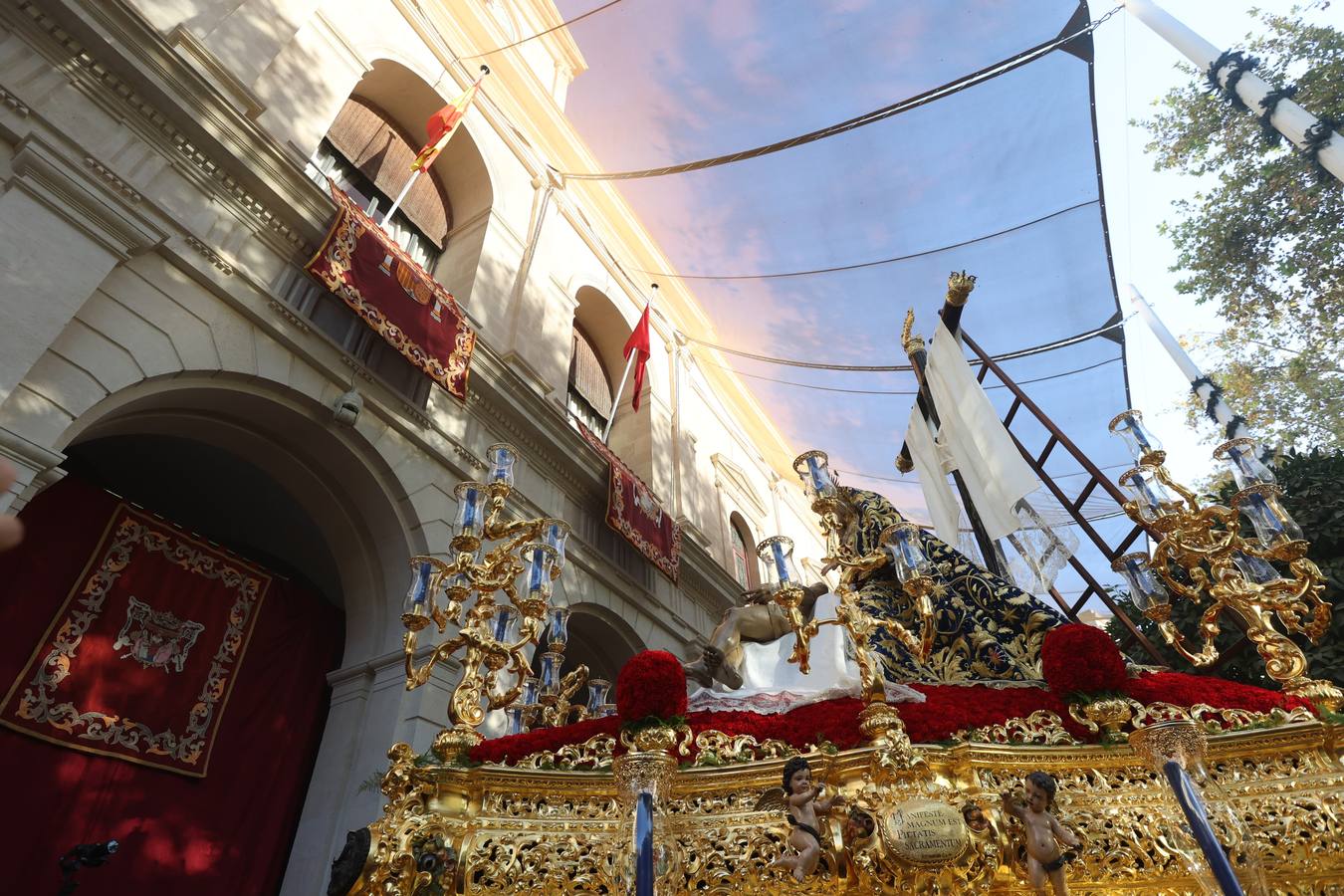 Procesión triunfal de la Virgen de la Piedad del Baratillo tras ser coronada