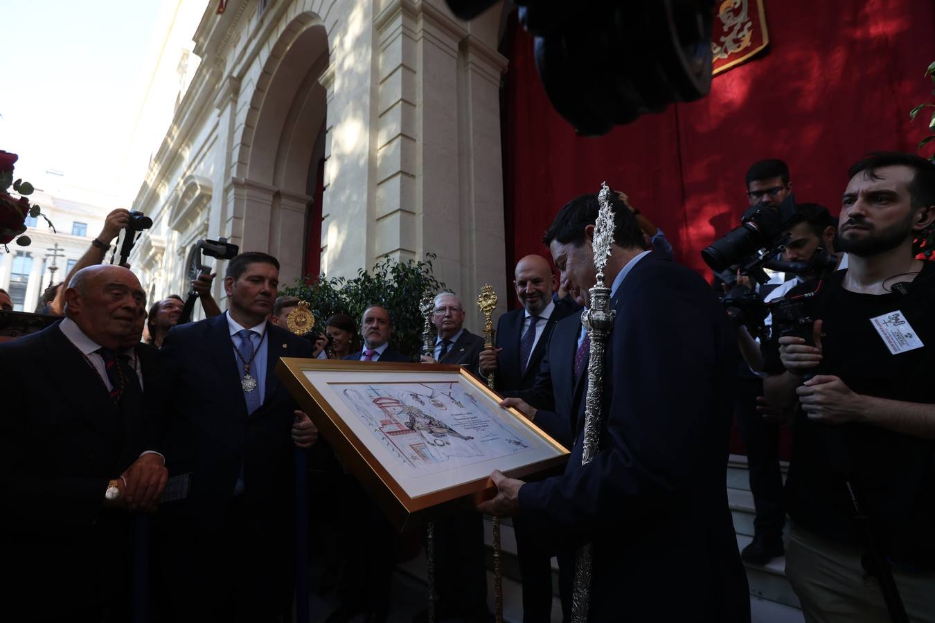 Procesión triunfal de la Virgen de la Piedad del Baratillo tras ser coronada