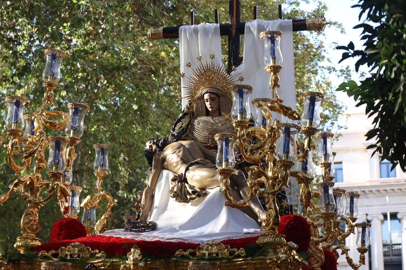 Procesión triunfal de la Virgen de la Piedad del Baratillo tras ser coronada