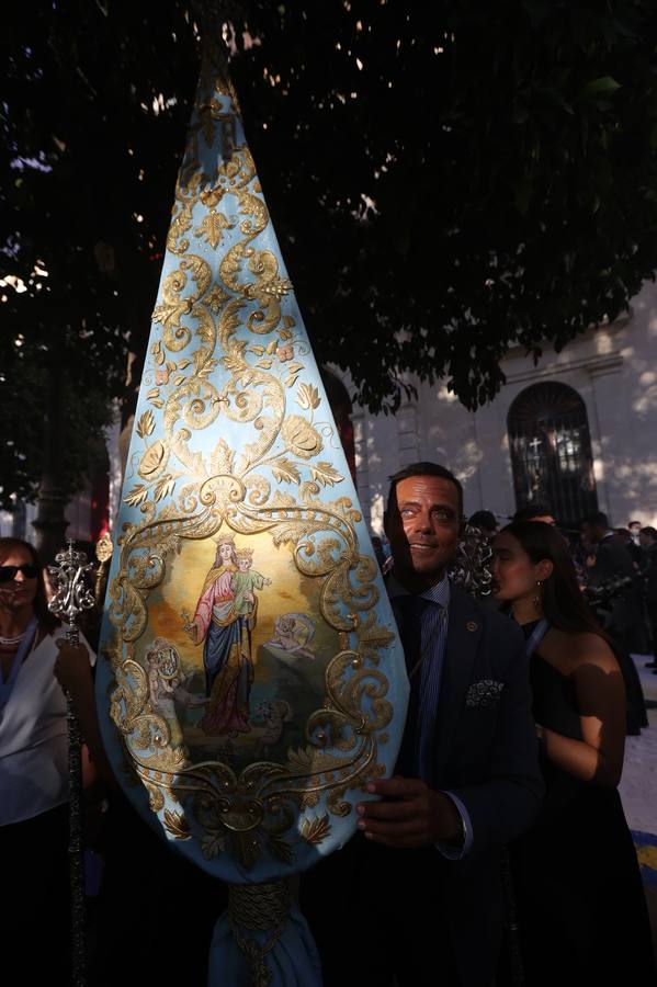 Procesión triunfal de la Virgen de la Piedad del Baratillo tras ser coronada