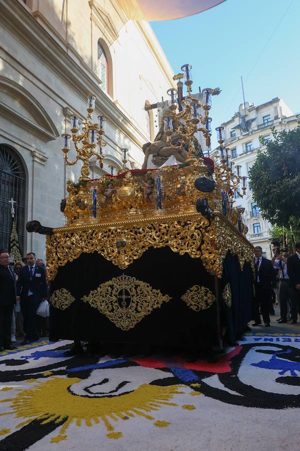 Procesión triunfal de la Virgen de la Piedad del Baratillo tras ser coronada